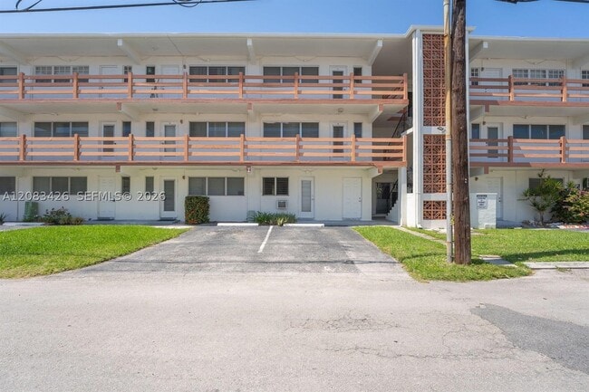 Building Photo - 1450 NE 170th St