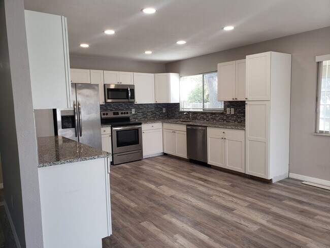 Building Photo - Annual Rental: Fully Remodeled! Charming Single-family Home with Single car garage