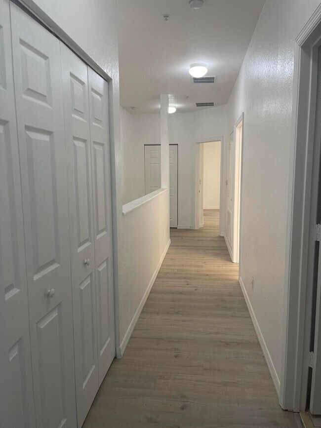 Building Photo - 865 Pipers Cay Dr