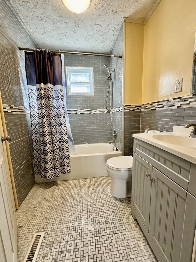 Building Photo - 152 4th St