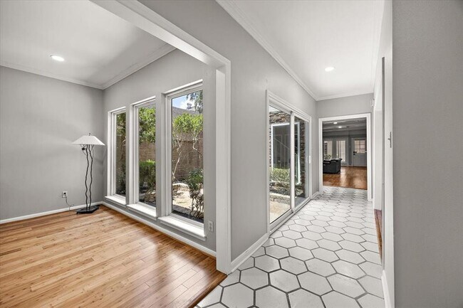 Building Photo - 627 Chadbourne Ct