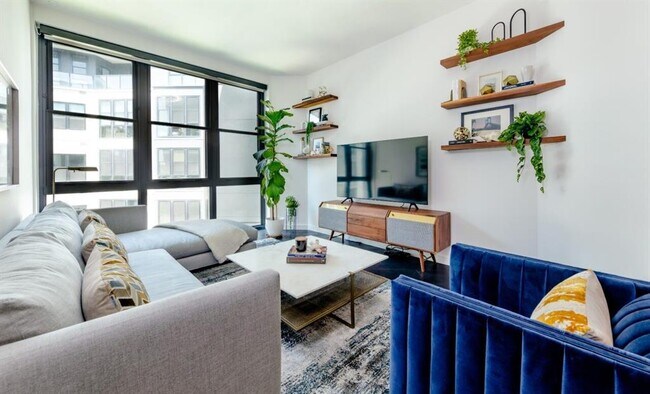 Building Photo - 800 Embassy Dr