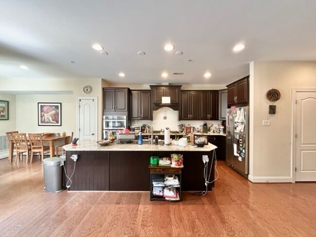 Building Photo - Very spacious and bright!