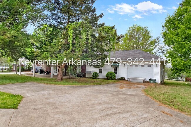 Building Photo - Charming 1 Bedroom Cottage-Style Home with Spacious Yard