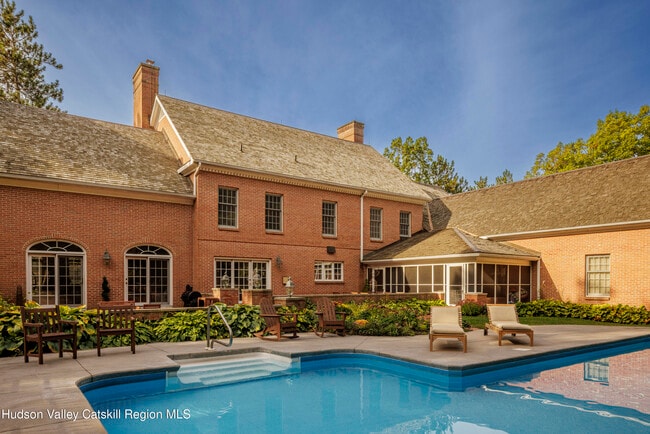 Building Photo - 147 Rock City Rd