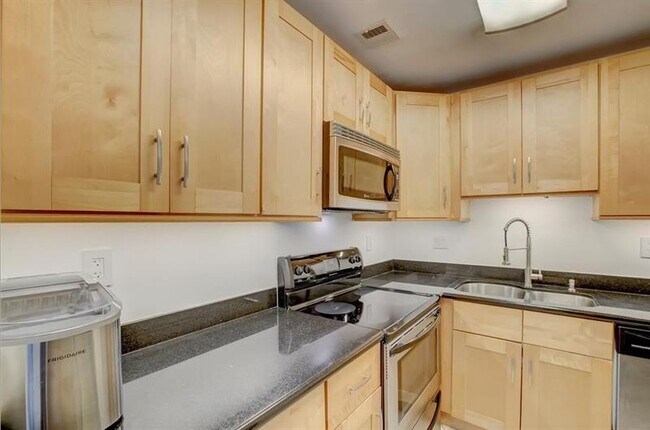 Building Photo - 3040 NE 16th Ave