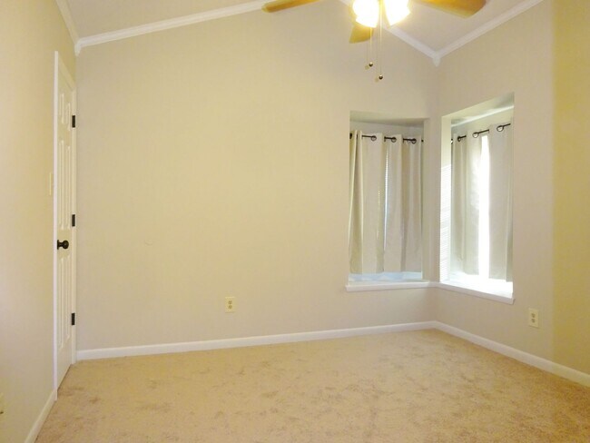 Building Photo - Charming Home Minutes to Camp Lejeune!