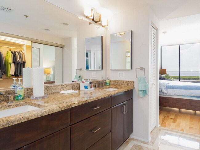 Building Photo - One of Longboat Key’s premier waterfront c...
