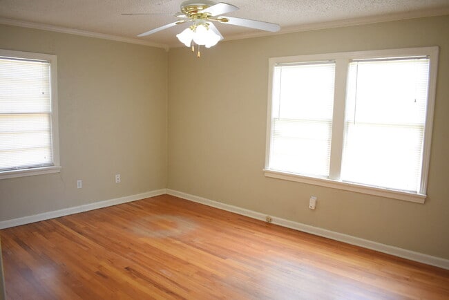 Building Photo - Super Cute 2 Bedroom Home in Tech Terrace! Pre-Leasing for August!