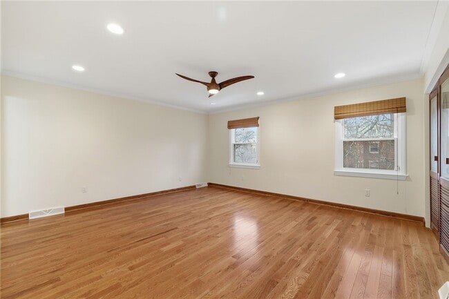 Building Photo - 709 Clyde St