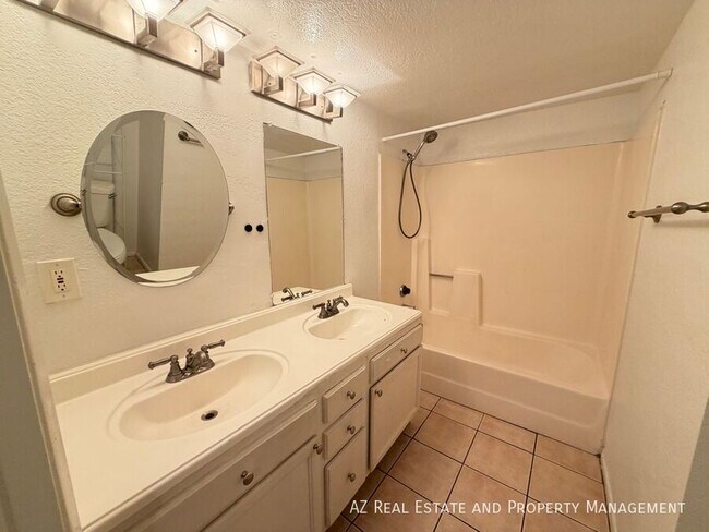 Building Photo - 1620 E Cambridge Ave