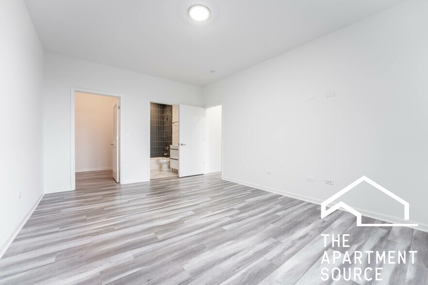 Building Photo - 2533 W Fullerton Ave