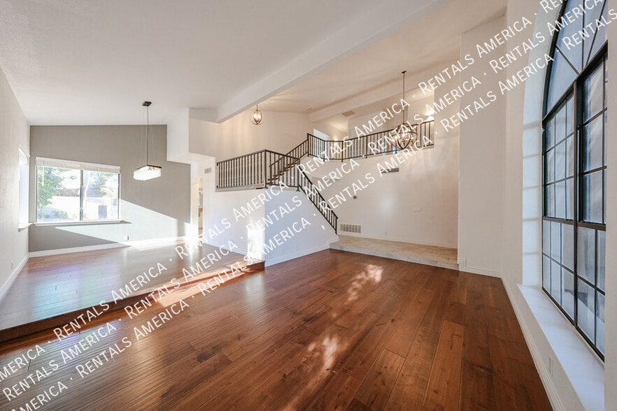 Building Photo - 5444 E Grovers Ave