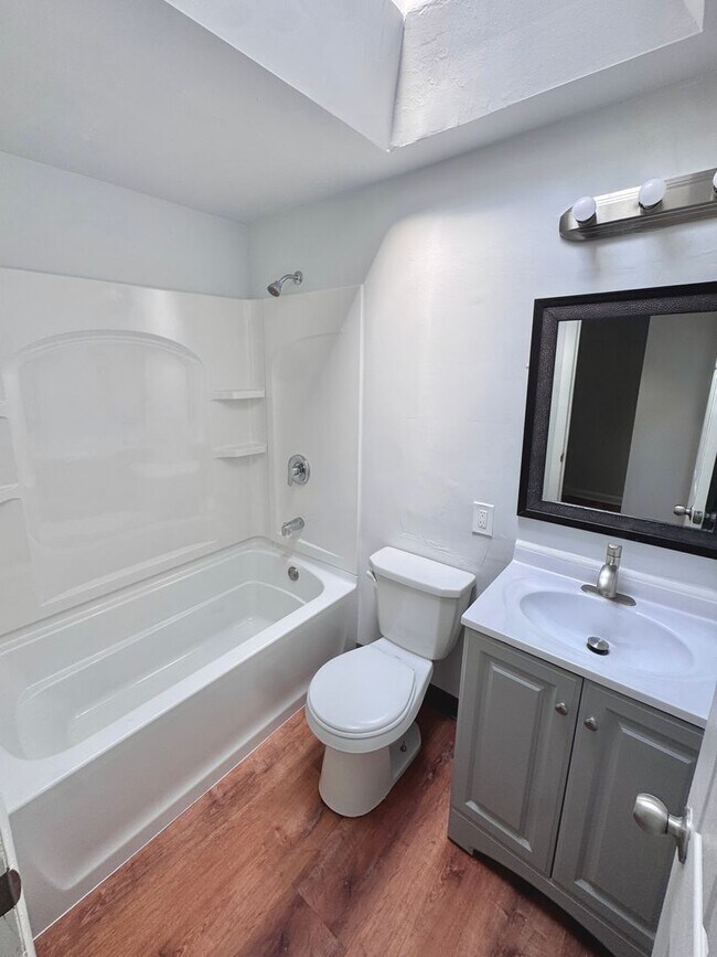 Building Photo - SUPER CLEAN THREE BEDROOM TOWNHOME