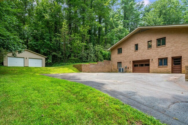Building Photo - 102 Arbor Ln