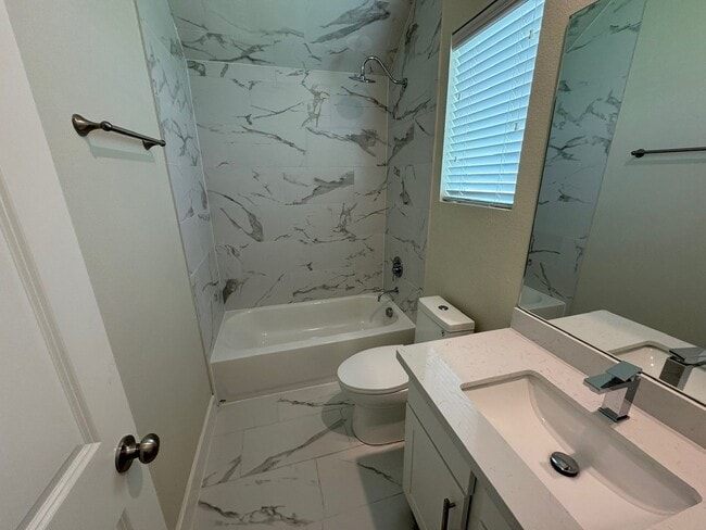 Building Photo - 3013 Hicks St