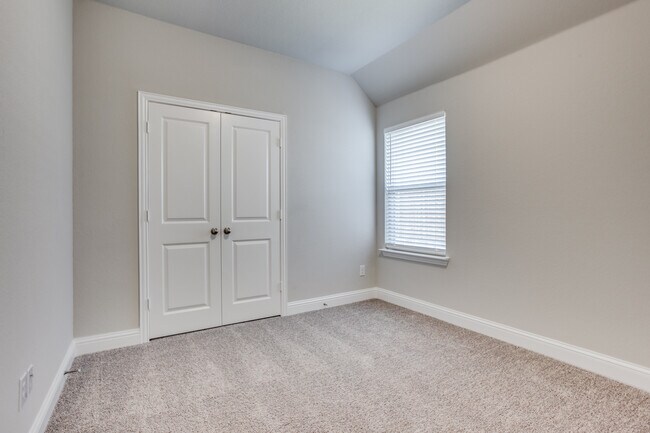 Building Photo - 211 Red Oak Dr