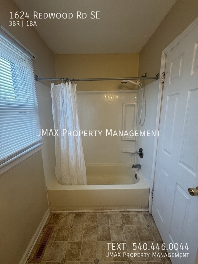 Building Photo - 1624 Redwood Rd SE