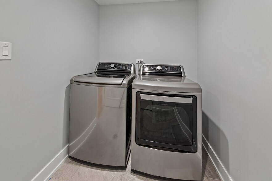 Building Photo - 1349 N Noble St