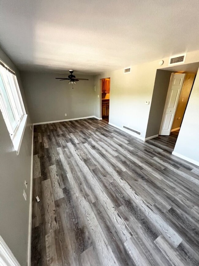 Building Photo - Beautiful 2 bedroom remodel in Manitou Spr...