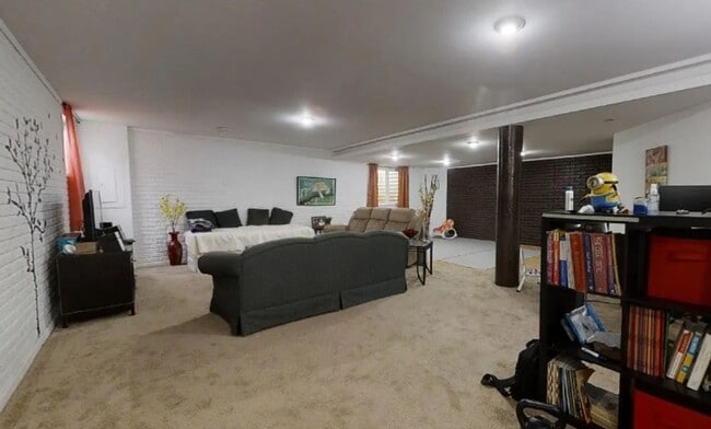 Building Photo - 206 Gentian St