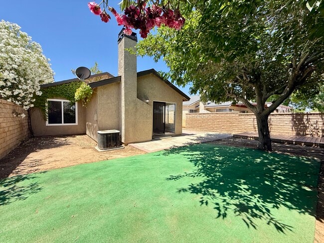 Building Photo - 2711 Nandina Dr