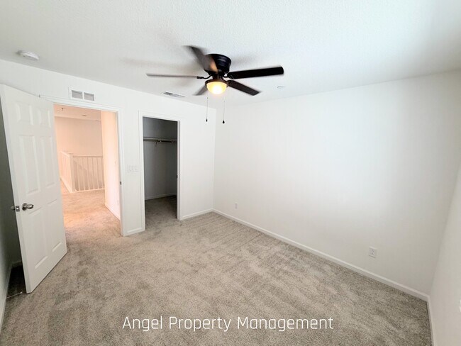 Building Photo - 425 Fuchsia Ct