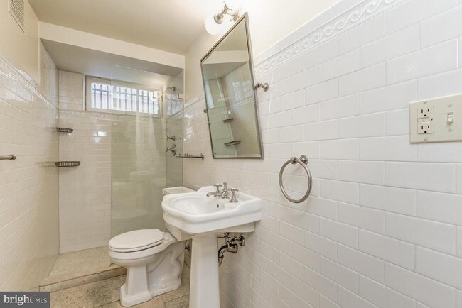 Building Photo - 2425 California St NW