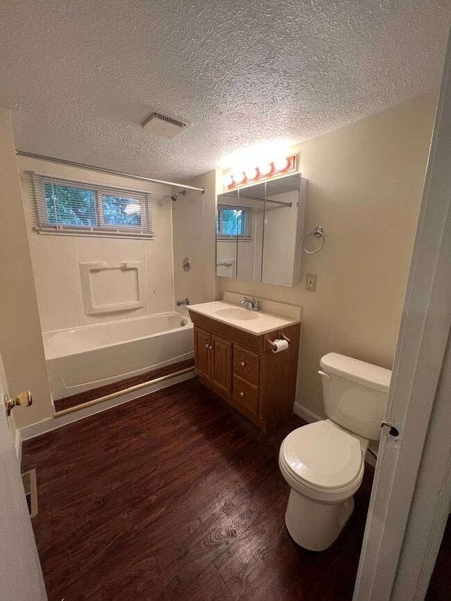 Building Photo - 115 E Montrose St