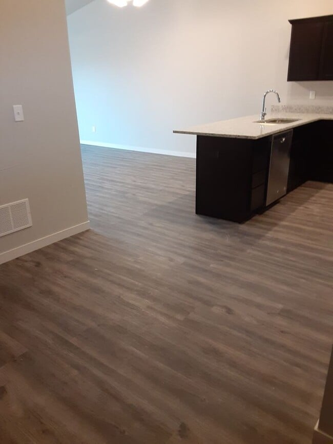 Building Photo - Modern Living in a 3-Bed, 2-Bath Townhome with Attached 2 Car Garage