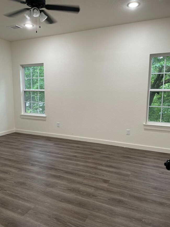 Building Photo - Two Bed/1.5 Bath Home