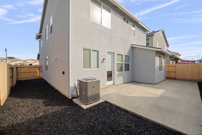 Building Photo - Brand New 4 Bedroom 3 Bathroom with solar in NW Visalia!!!