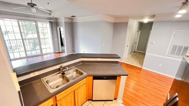 Building Photo - Two Bedroom in Metrowest AVAILABLE NOW!