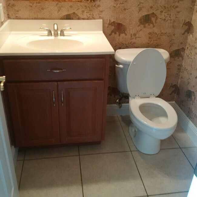 Building Photo - Beautiful 4 Bedroom 2 and 1/2 bath home in...