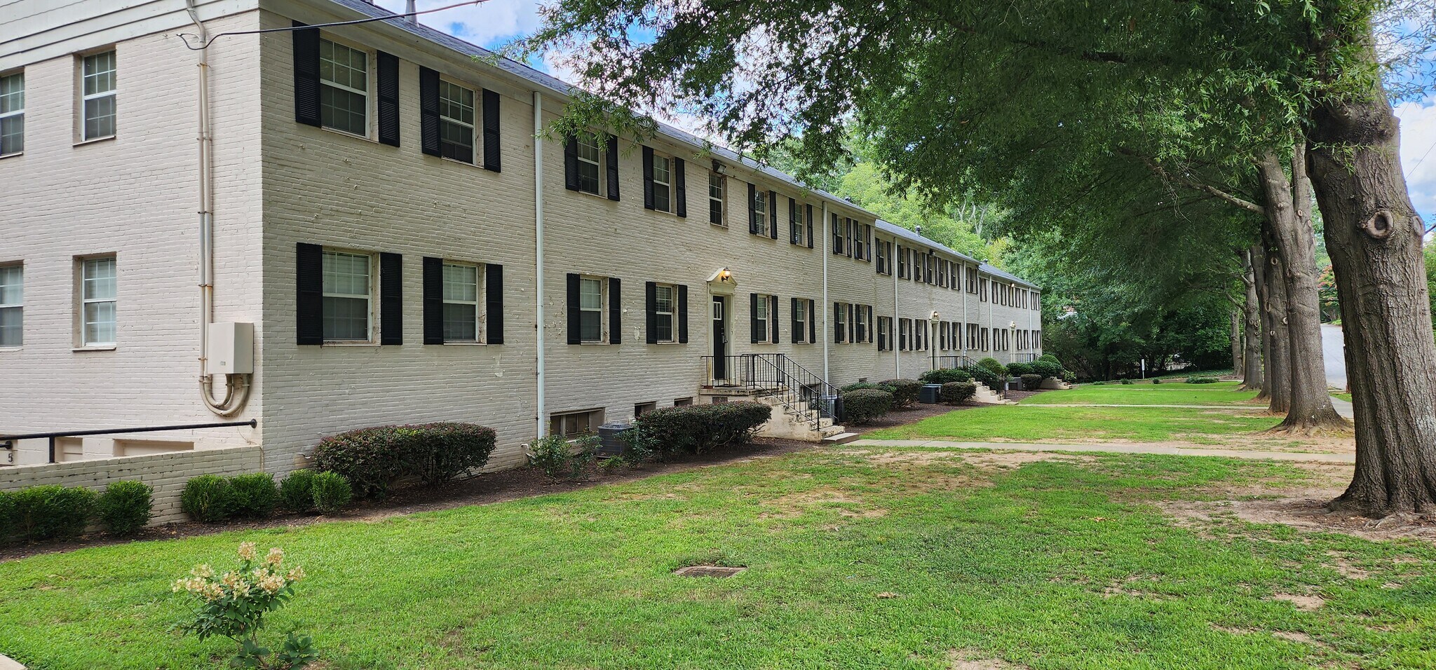 Main building (Unit is on outside end) - 415 Willow Ln