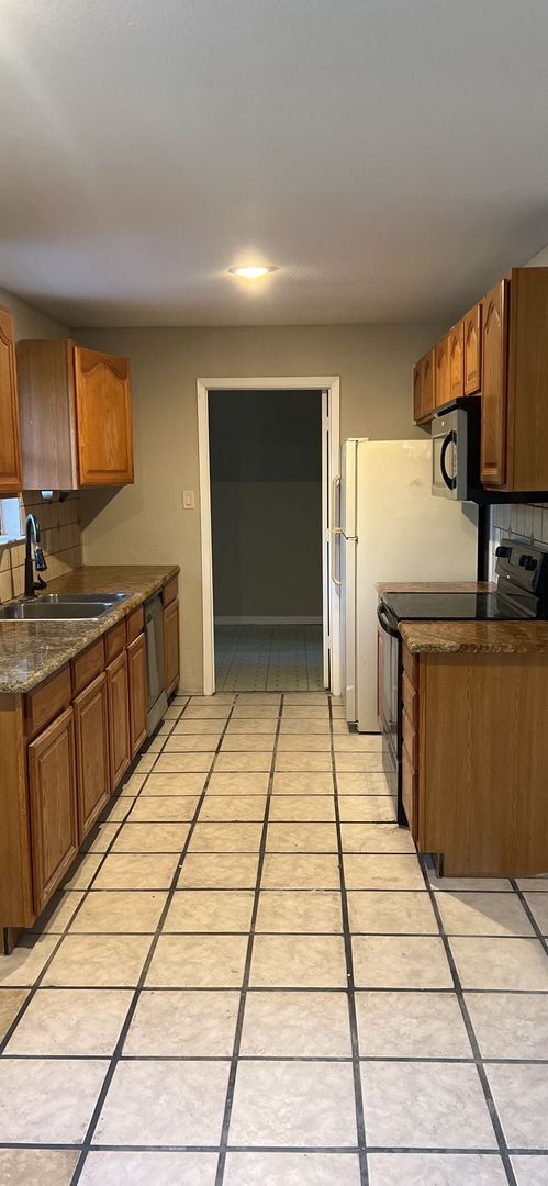 Building Photo - 3 bedroom 2 bathroom!