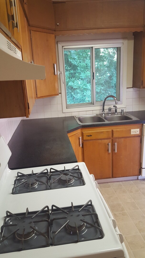 Building Photo - Charming 2 Bedroom 2 bath home with finish...
