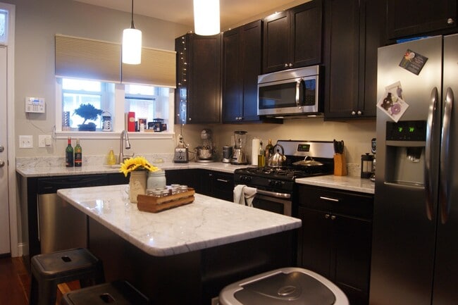 Building Photo - Charming 3 Bedroom/3 Bathroom Townhome in Canton, MD!