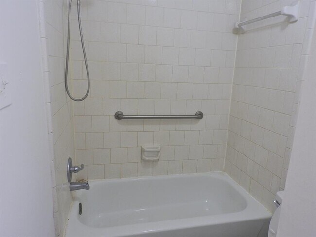 Building Photo - 2107 Creekshire Dr