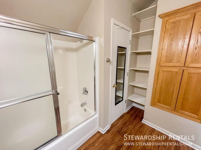 Building Photo - 1472 E 19th Ave