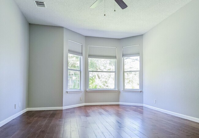 Building Photo - Stylish 4-Bed, 3.5-Bath Rental with Great ...