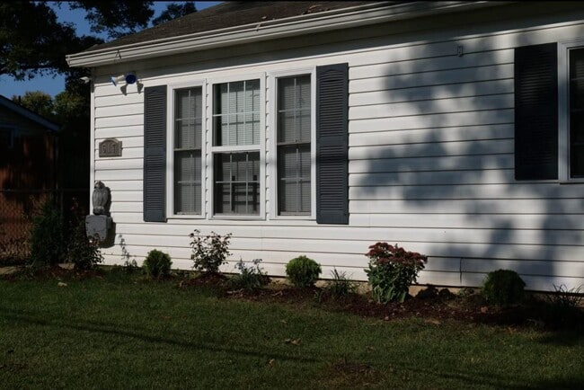 Building Photo - 617 Drum Ave