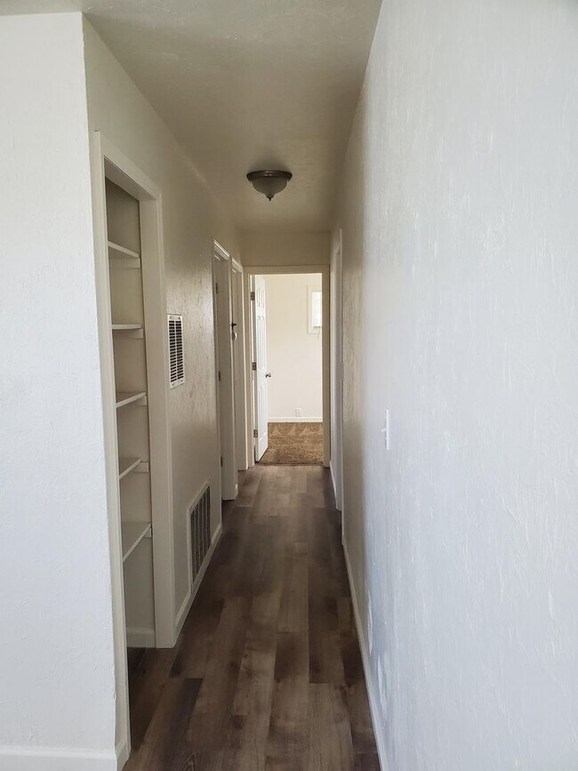 Building Photo - 1/2 OFF OCTOBER RENT - House Close to Town