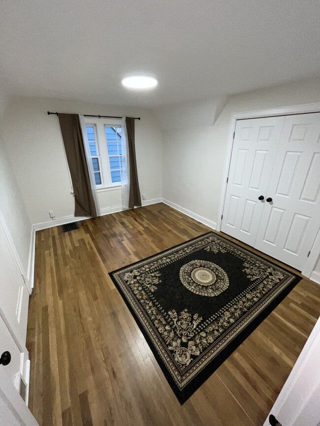 Building Photo - 1910 Hst W 10th St