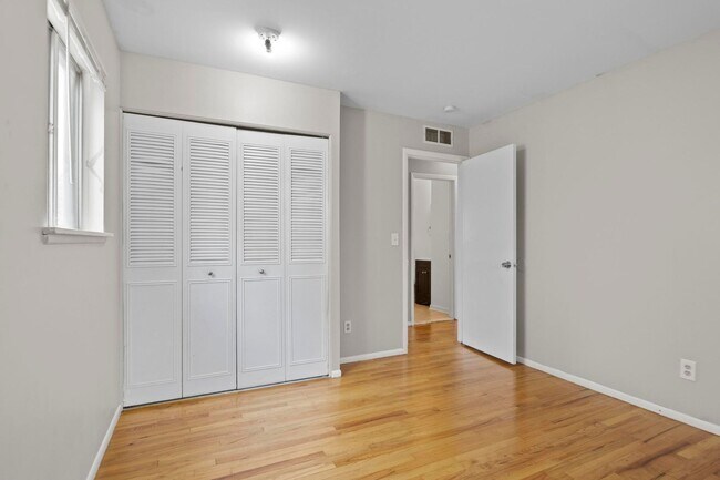 Building Photo - Hardwood Floors- Large Space - Garage