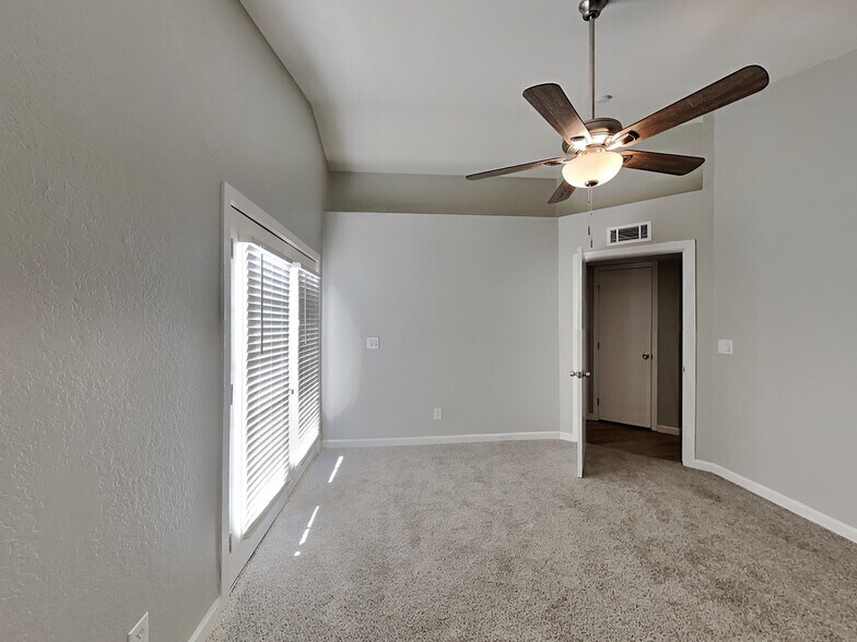 Building Photo - 7303 W Shaw Butte Dr