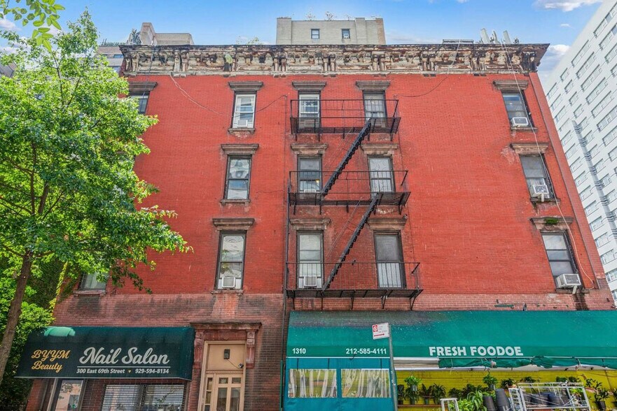 Building Photo - 1310 2nd Ave