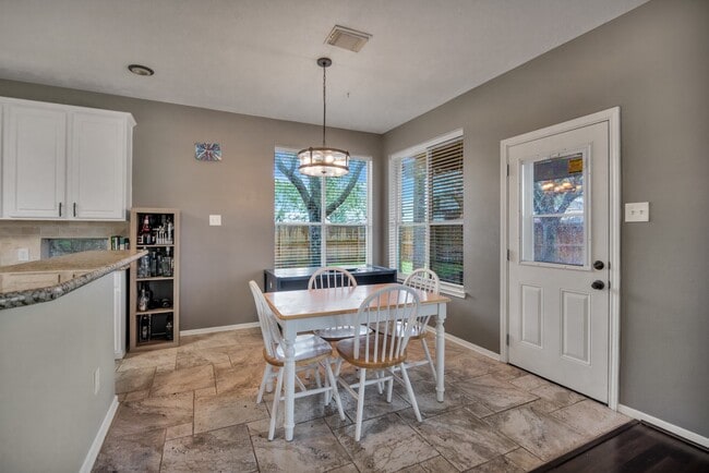 Building Photo - 301 Oak Creek Ln