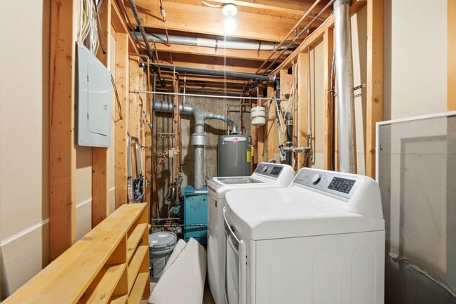 Building Photo - Beautiful 5-bed, 3.5 bath townhome steps from hiking trails and West Pearl St