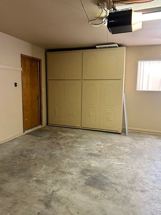 Building Photo - Great Unfurnished home!